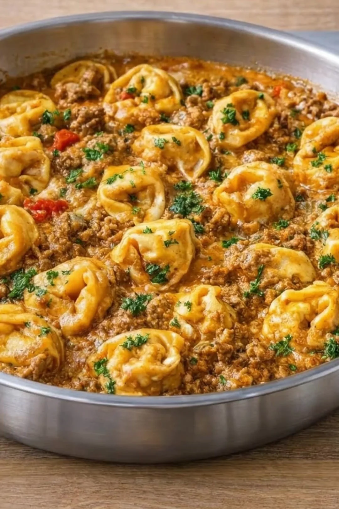 Tortellini-Pfanne mit würzigem Hackfleisch auf dem Herd