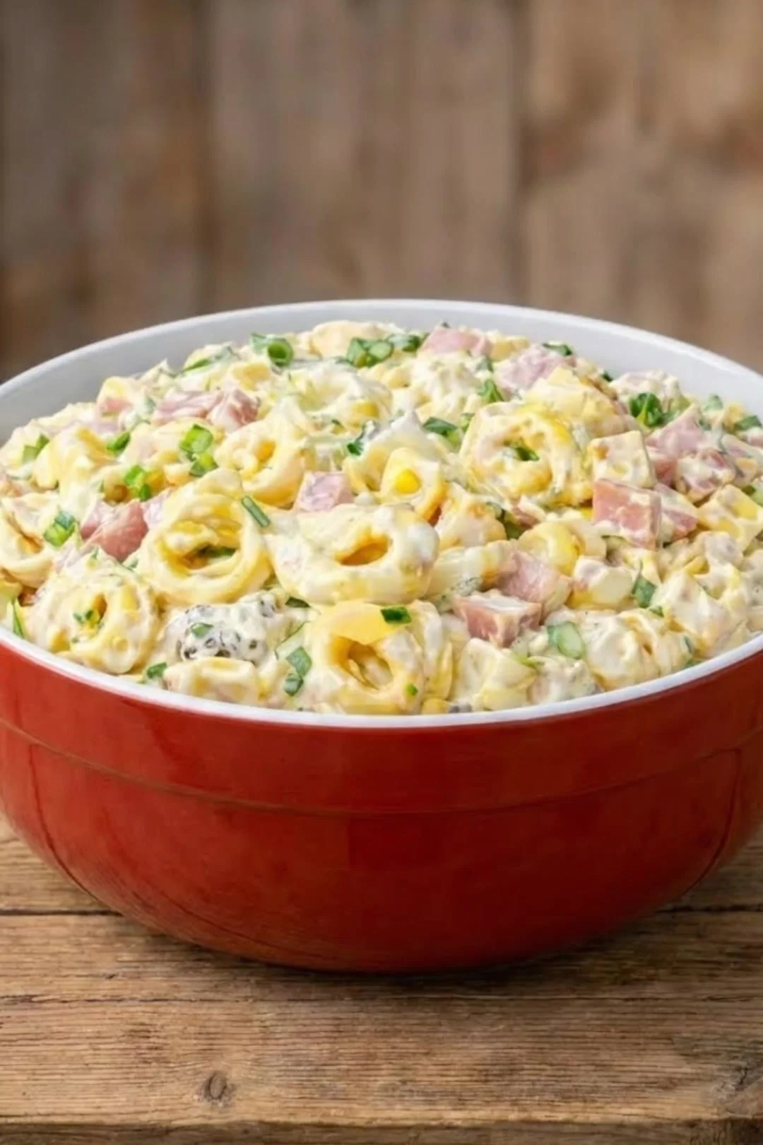 Leckere Tortellinisalat mit frischem Gemüse und Dressing