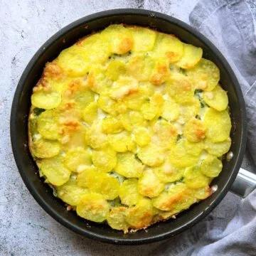 Tortilla mit grünem Spargel auf einem Teller angerichtet