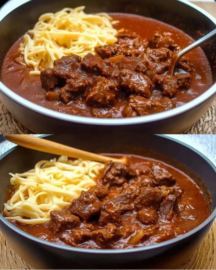 Traditionelles ungarisches Gulasch mit Paprika und Fleisch