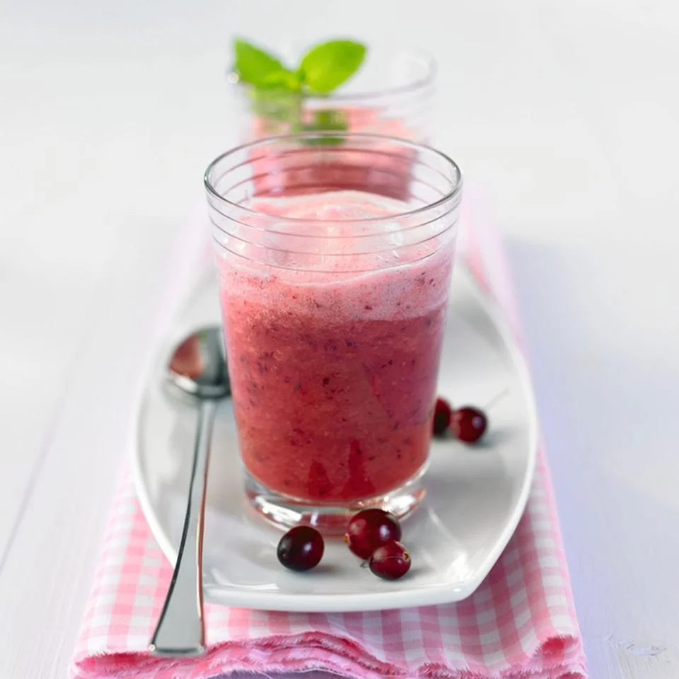 Trauben-Cranberry-Smoothie in einem Glas mit frischen Früchten