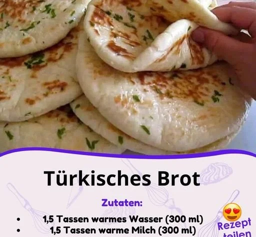 Frisches türkisches Brot auf einem Holzbrett serviert