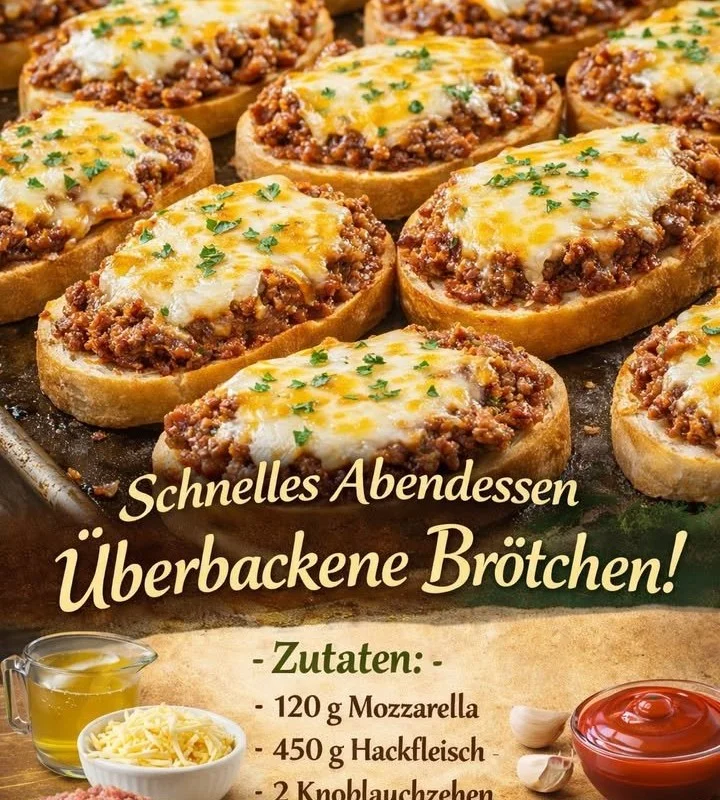 Überbackene Hackfleischbrötchen frisch aus dem Ofen serviert.