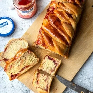 Vegane Babka mit Erdbeermarmelade auf einem rustikalen Holztisch