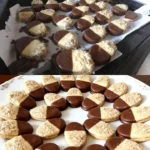 Frische Kekse vom Blech auf einem Backblech serviert