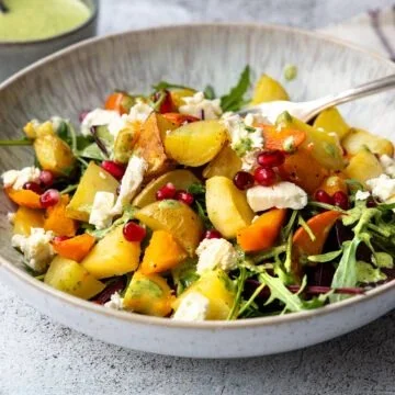 Würziger Wintersalat mit geröstetem Gemüse auf einem Teller
