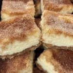 Delizioser Zimt Käsekuchen mit Zimt und Käsefüllung dekoriert