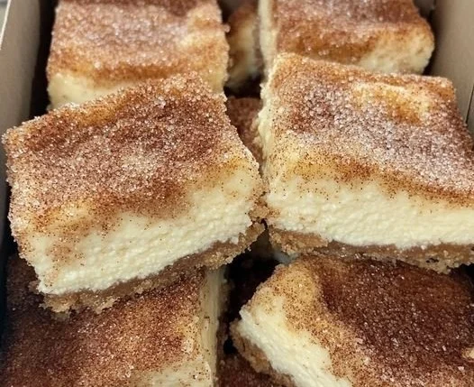 Delizioser Zimt Käsekuchen mit Zimt und Käsefüllung dekoriert