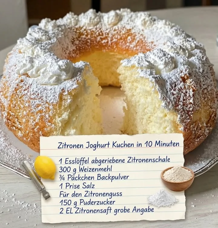 Saftiger Zitronen-Joghurtkuchen auf einem Teller, dekoriert mit Zitronenscheiben.