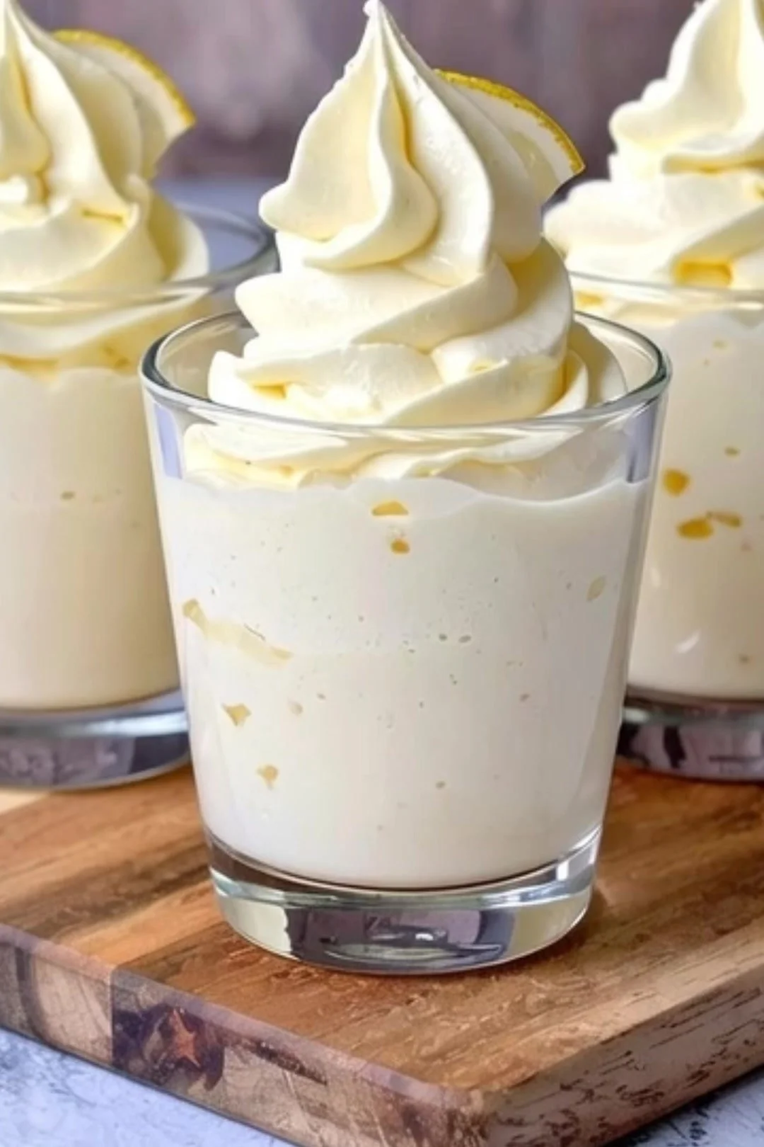 Zitronencreme mit Joghurt in einer Schüssel, verziert mit Zitronenscheiben