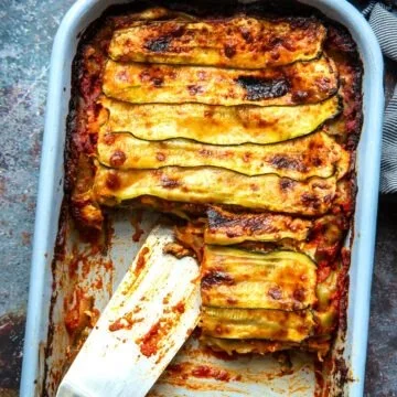 Leckere Zucchini-Lasagne mit frischen Zutaten und Käse überbacken