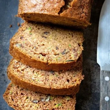 Zucchini-Walnuss-Kuchen auf einem Teller mit einer Kaffeetasse