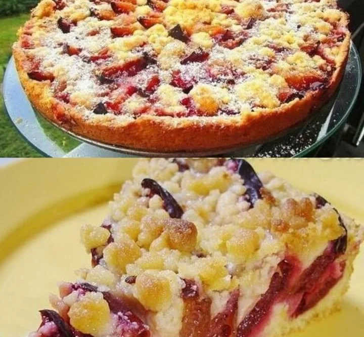Zwetschgenkuchen mit Zimtstreuseln auf einem Teller, frisch gebacken und verzehrbereit