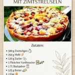 Ein köstlicher Zwetschgenkuchen mit Zimtstreuseln auf einem rustikalen Holztablett.