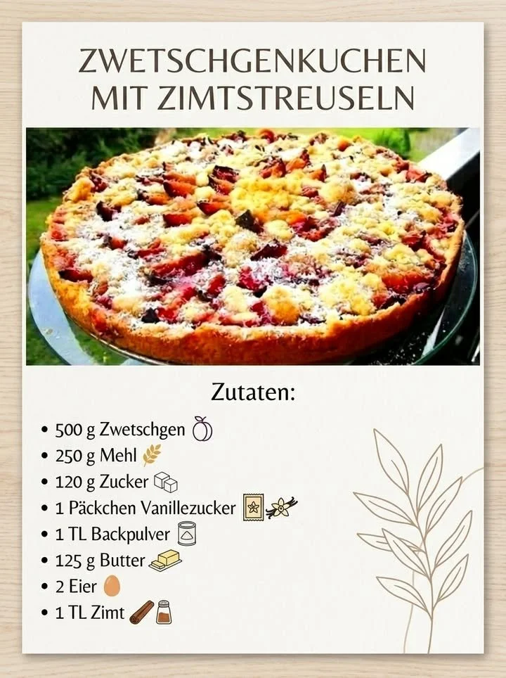 Ein köstlicher Zwetschgenkuchen mit Zimtstreuseln auf einem rustikalen Holztablett.