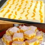 12 Esslöffel Sheet Cake auf einem Teller serviert