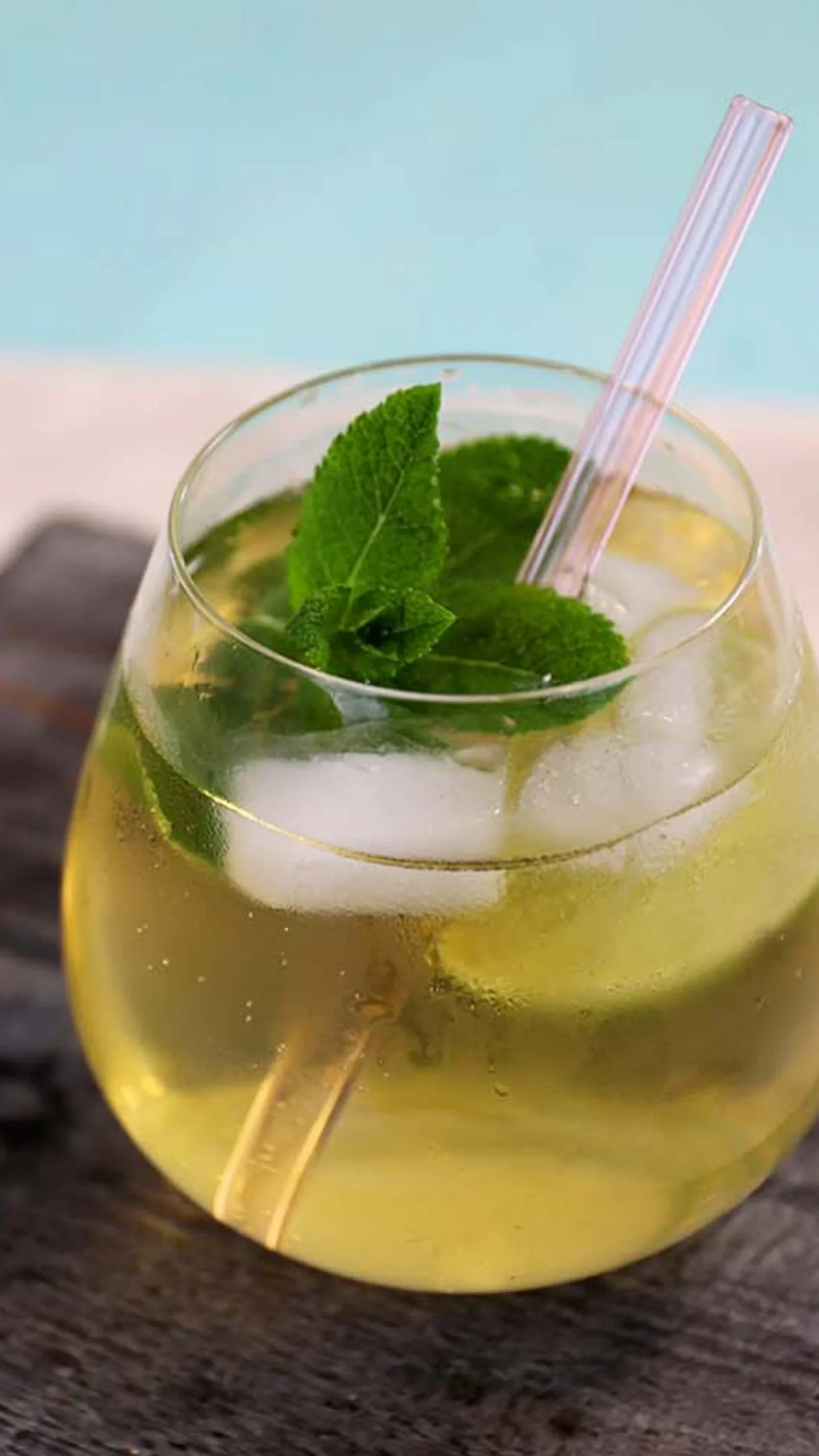 Erfrischender alkoholfreier Hugo Drink in einem Glas mit Minze und Limette