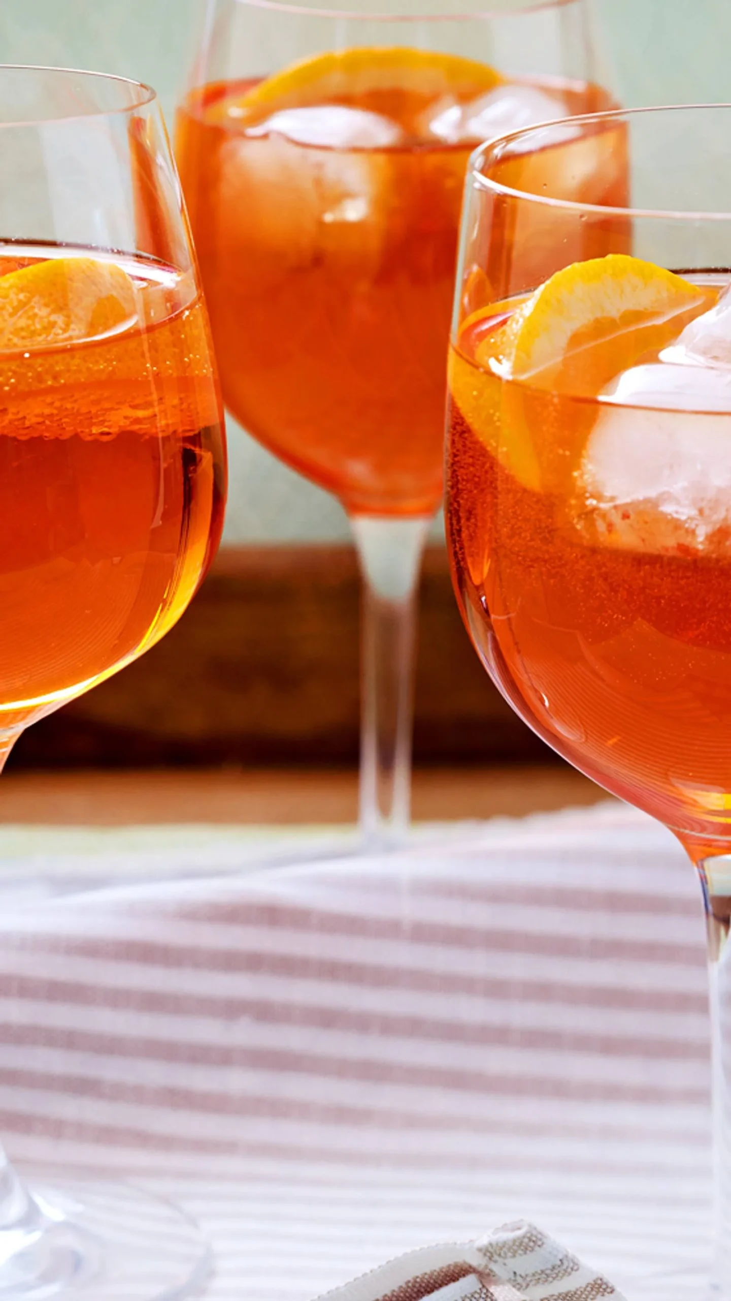 Alkoholfreier Aperol Spritz in einem eleganten Glas mit Orangenscheibe.