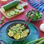 Asiatischer Gurkensalat mit Sesam und Sojasauce in einer Schale