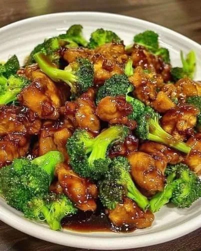 Asiatisches Brokkoli Hühnchen mit Gemüse auf einem Teller serviert