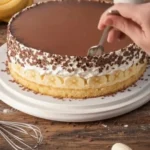 Bananentorte mit cremiger Füllung und frischen Bananen