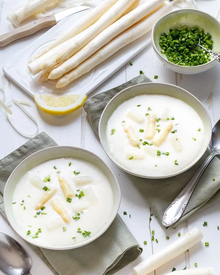 Blitz-Spargelcremesuppe in einer Schüssel