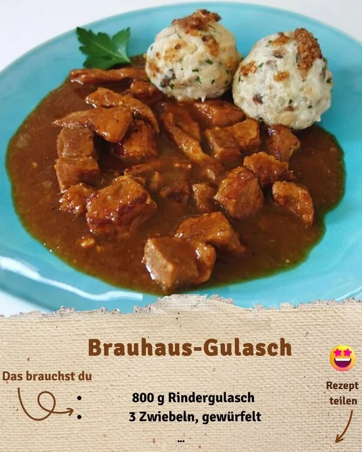 Brauhaus-Gulasch serviert mit Beilagen im rustikalen Ambiente