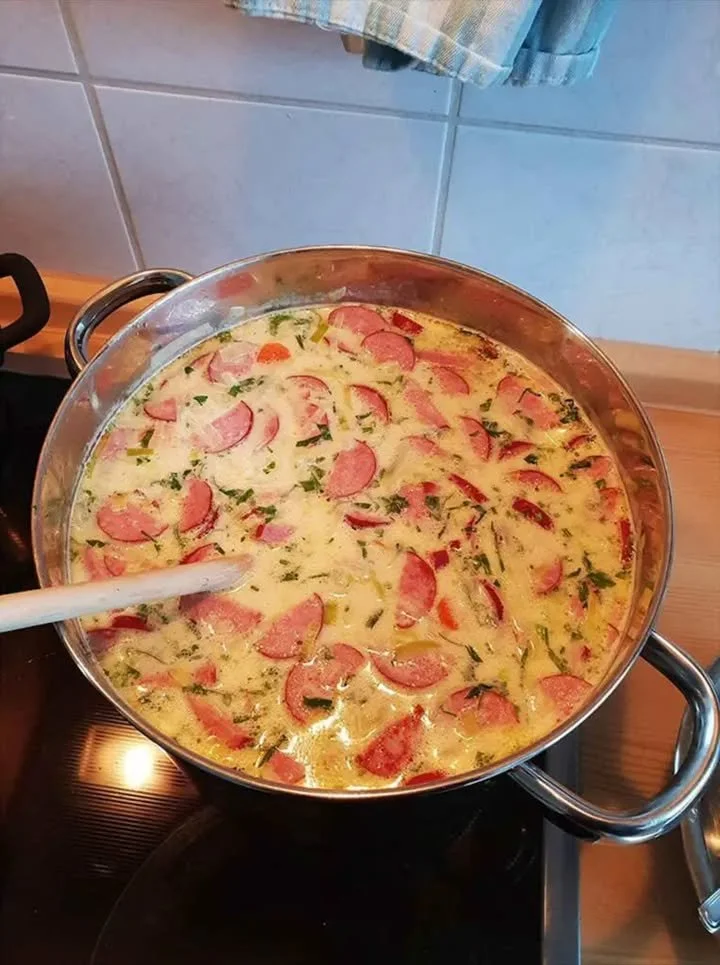 Cabanossi-Käse-Suppe in einer Schüssel mit frischen Kräutern garniert