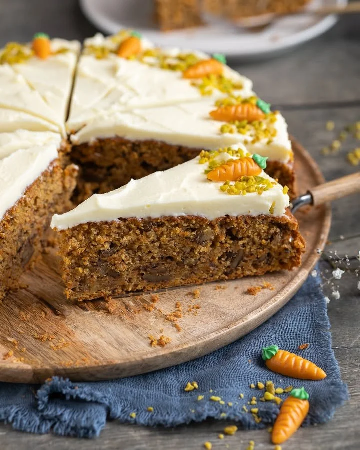 Karottenkuchen mit Frischkäse-Frosting auf einem eleganten Dessertteller