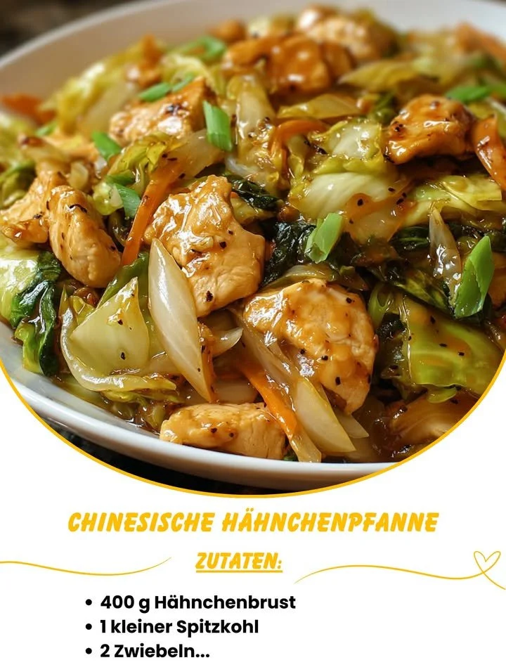 Chinesische Hähnchenpfanne mit Spitzkohl und Zwiebel auf einem Teller angerichtet.