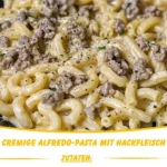 Cremige Alfredo-Pasta mit Hackfleisch in einer Schüssel serviert.