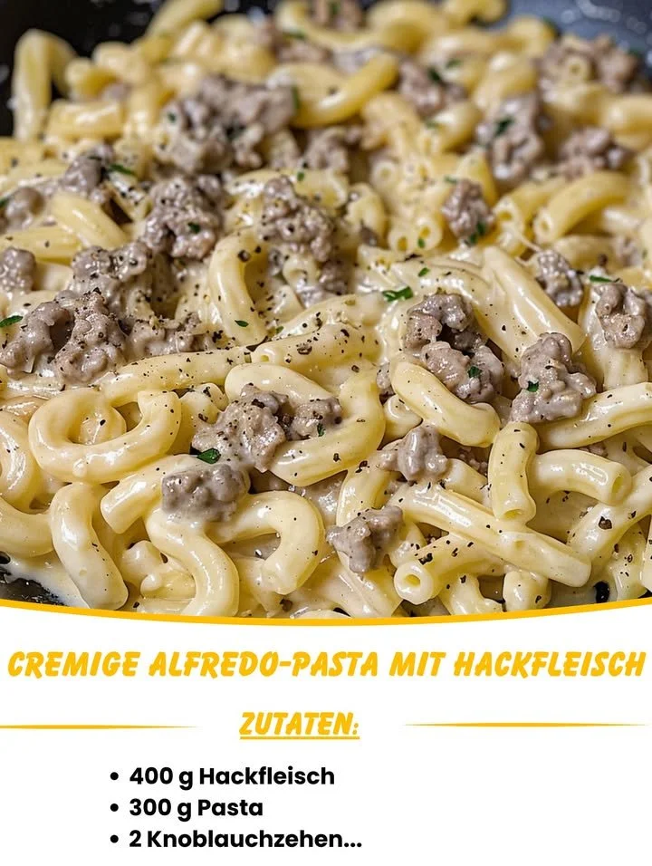 Cremige Alfredo-Pasta mit Hackfleisch in einer Schüssel serviert.