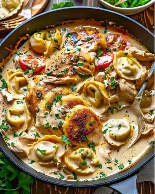 Cremige Tortellini in Hähnchenschmand angerichtet auf einem Teller
