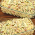 Traditioneller DDR Krautsalat mit frischem Gemüse und Dressing