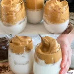 Ein Becher mit dem weltbesten Eiskaffee, garniert mit Sahne und Schokolade.