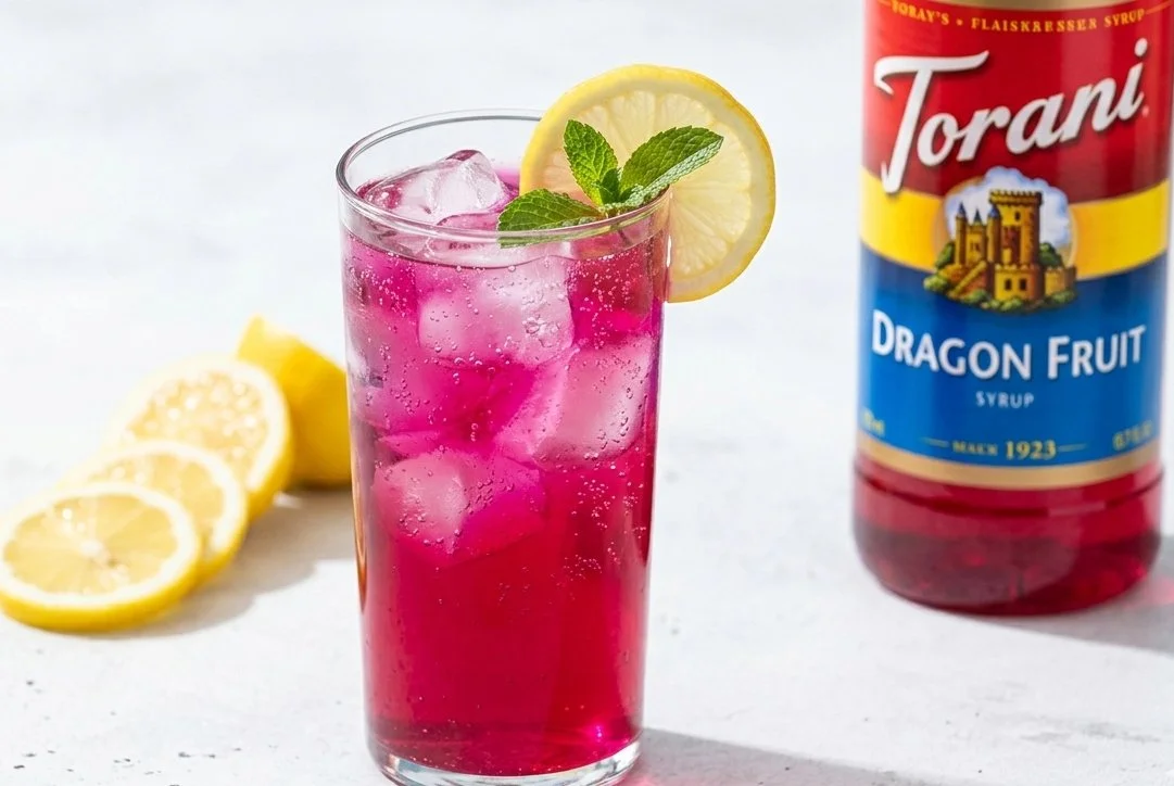 Erfrischende Drachenfrucht-Limonade in einem Glas mit frischen Früchten