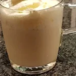 Flasche Eierlikör auf einem Tisch, bereit zum Genießen und Teilen.