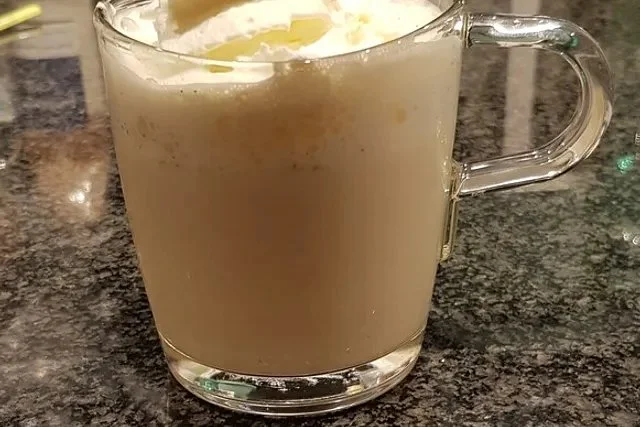 Flasche Eierlikör auf einem Tisch, bereit zum Genießen und Teilen.