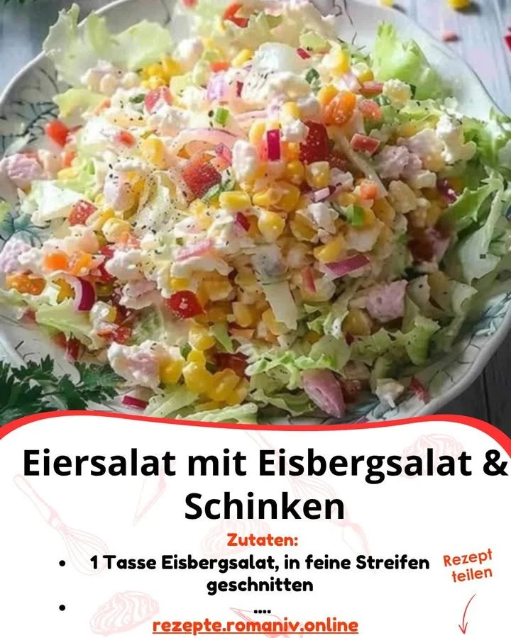 Eiersalat mit Eisbergsalat und Schinken auf einem Teller serviert.