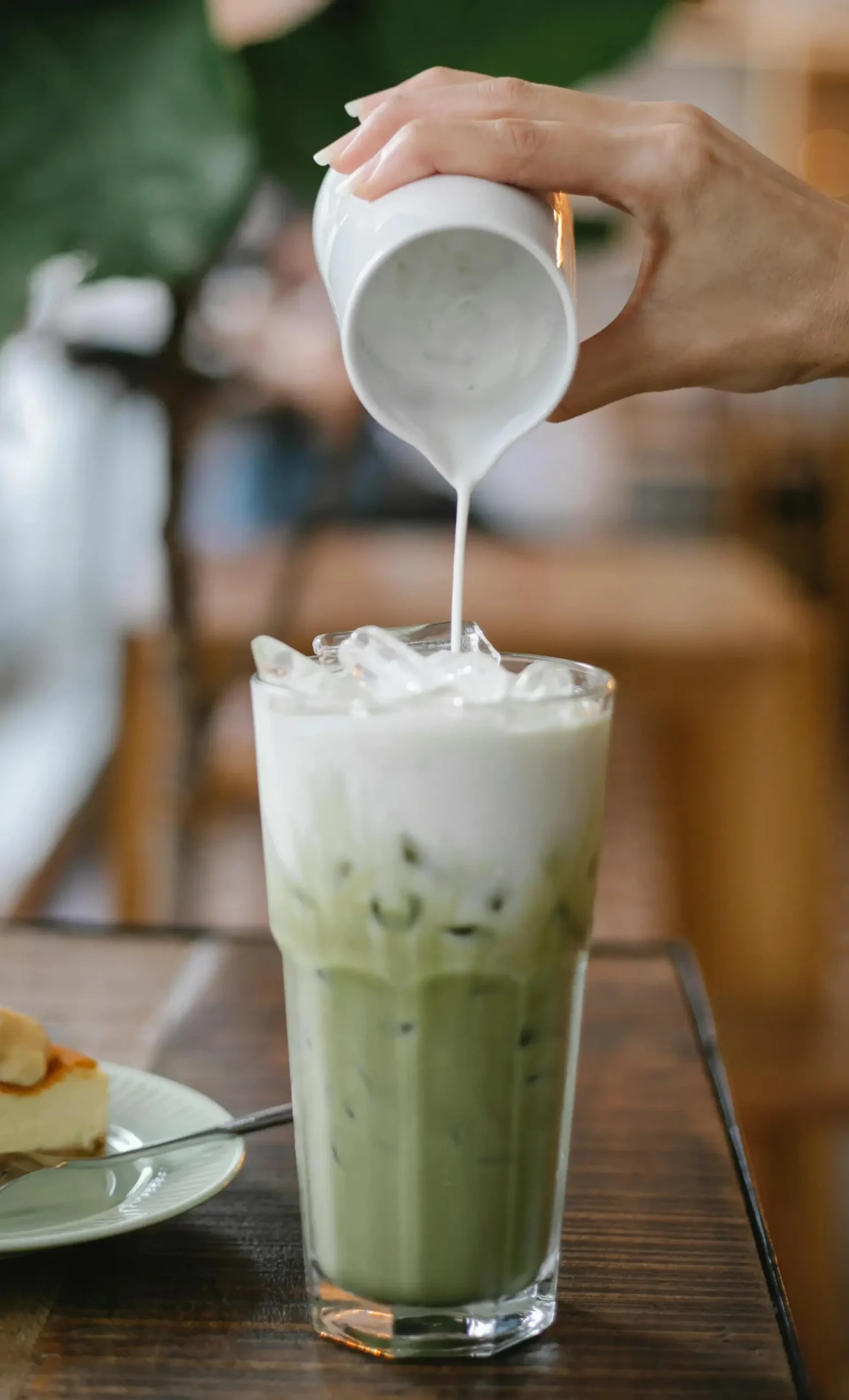 Eisgekühlter Matcha Latte mit frischer Minze und einem Hauch von Milch.