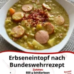 Erbseneintopf nach Bundeswehrrezept in einem Teller serviert.