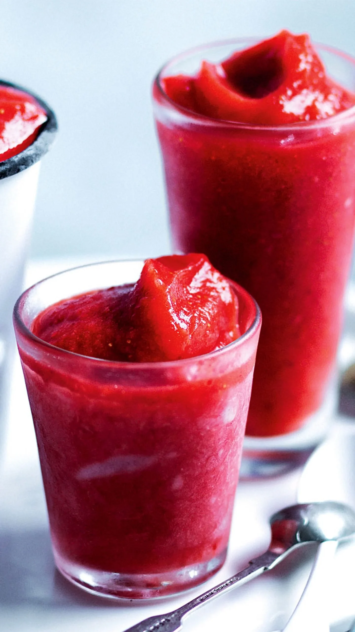 Selbstgemachter Erdbeer-Slushie als Erfrischung bei Hitze.