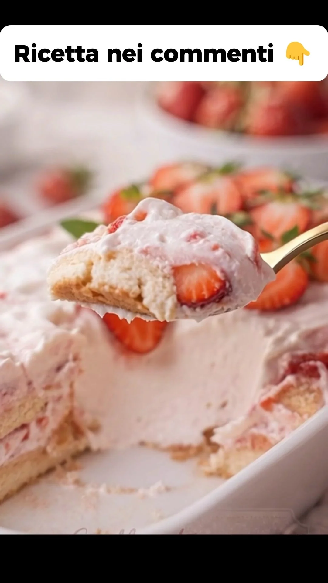 Verschiedene Arten von Erdbeerdesserts auf einem Tisch angerichtet.
