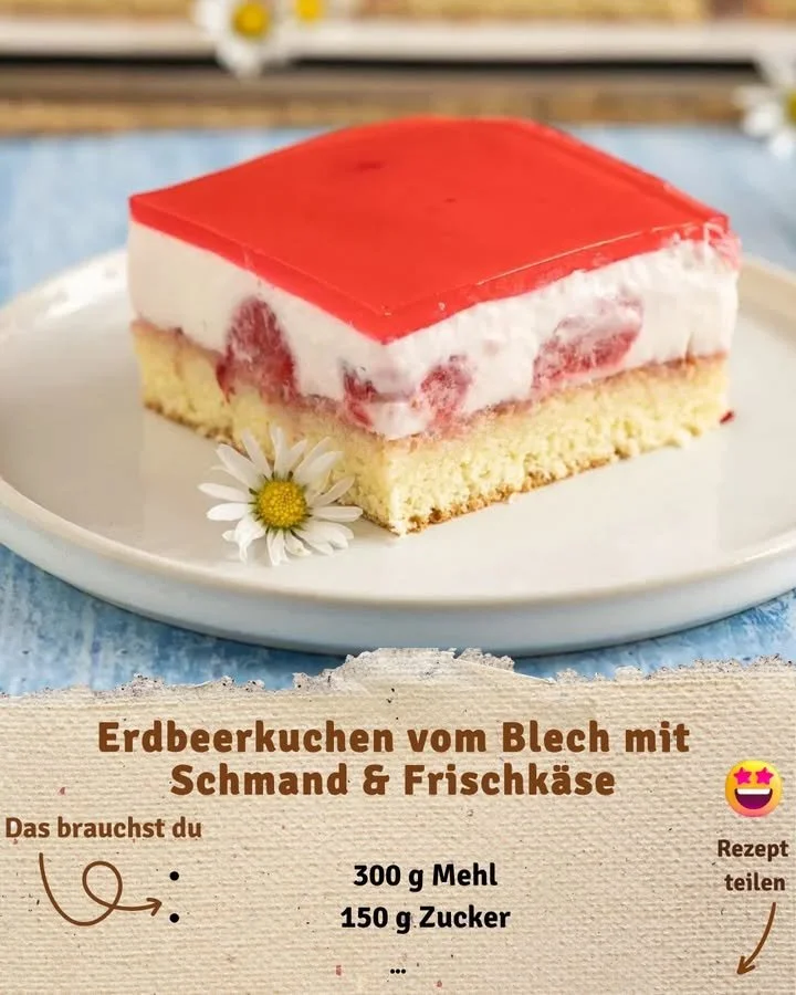 Erdbeerkuchen vom Blech mit Schmand und Frischkäse auf einem Blech