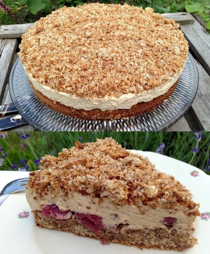 Espresso Nusstorte mit Kirschen auf einer rustikalen Holzplatte