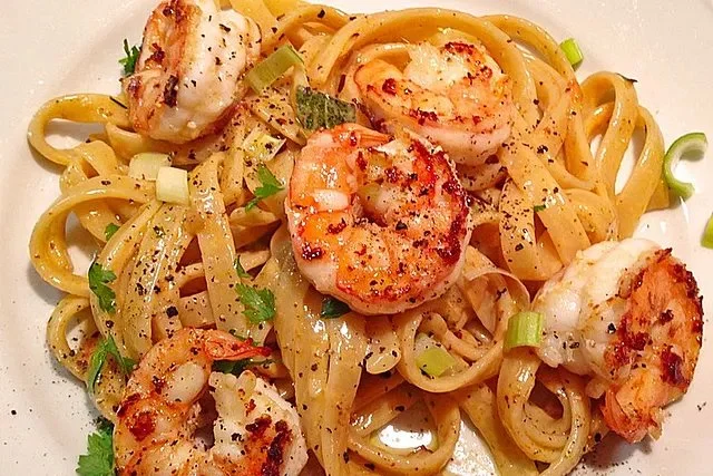 Leckere Spaghetti mit frischer Tomatensauce und Kräutern