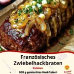 Französisches Zwiebelhackbraten, serviert auf einem Teller mit Beilagen.