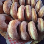 Frati Fritti dolci tradizionali italiani pronti per essere gustati.