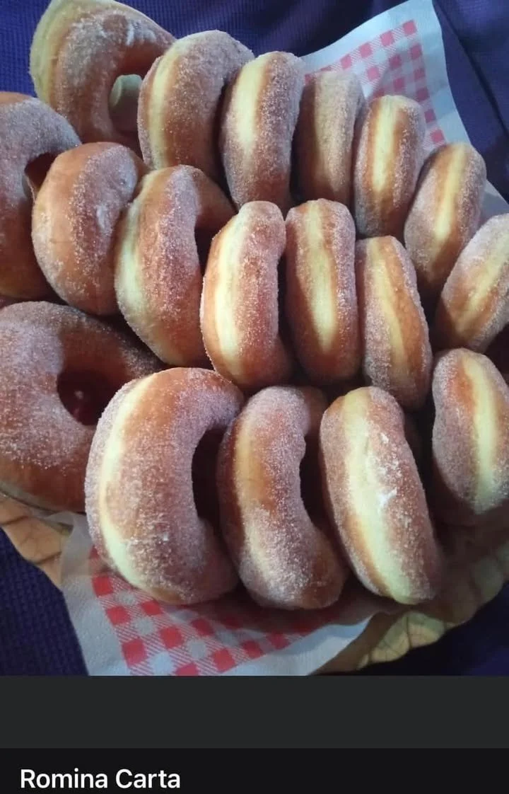 Frati Fritti dolci tradizionali italiani pronti per essere gustati.