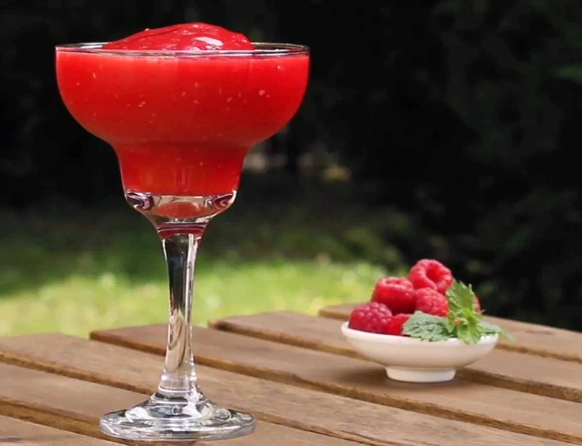 Gefrorener Rosé-Wein-Smoothie mit frischen Früchten in einem Glas